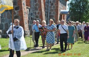 Procesija aplink Lukštų bažnyčią. R. Šimėno nuotr.
