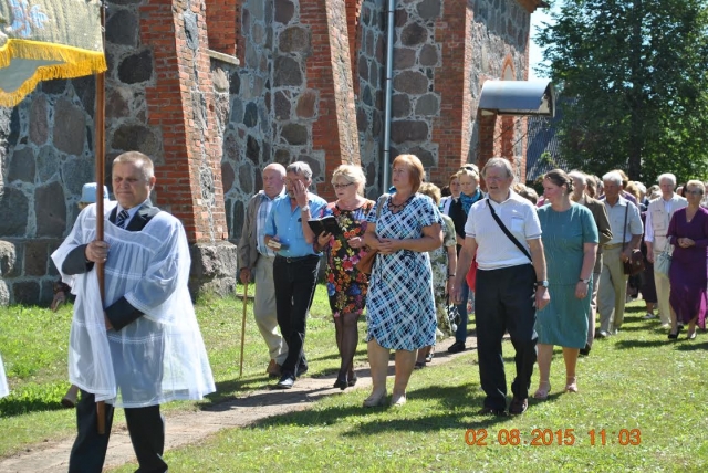 Procesija aplink Lukštų bažnyčią. R. Šimėno nuotr.