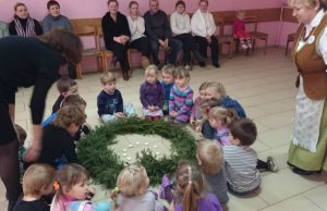 Advento pradžioje – vainikas ir skanus pyragas Renginio akimirka. Mokyklos - darželio archyvo nuotr.