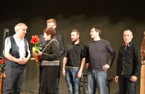 Pagulbio koncertas – balzamas sielai Koncerte K. Jakutį sveikina Audronė Kaupienė. Stasio Repeikos nuotr.
