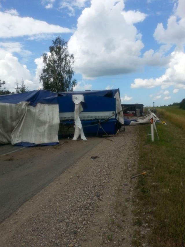 Apvirtęs vilkikas sutrikdė ėismą. I. Meškauskaitės nuotr. Apvirtęs vilkikas sutrikdė ėismą. I. Meškauskaitės nuotr.