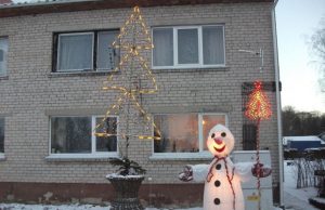 Prie daugiabučio – seniai besmegeniai Kalėdinis papuošimas Salose. A. Ruželienės nuotr.