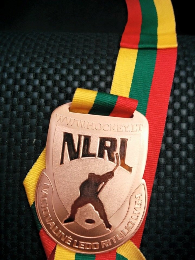 Čempionato medaliai - Juodupės žaidėjų rankose. Hockey.lt nuotr. Čempionato medaliai - Juodupės žaidėjų rankose. Hockey.lt nuotr.