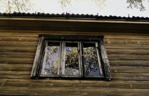 Neatverti langai slepia Pužonių sodybos paslaptį Slėptuvėje po langu rasti dokumentai. N. Slesariūno nuotr.