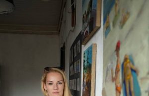 Mokytis dailės į sostinę Eglė Mažuknaitė išvažiavo baigusi penkias klases. Šiandien ji studijuoja  vitražo meną.
