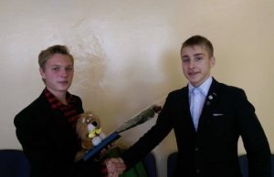 Naująjį prezidentą Martyną Lukošiūną (kairėje) sveikina jo pirmtakas Martynas Šlikas