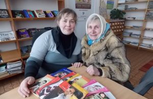 Salų bibliotekininkė Rasa Kalnietienė dėkojo skaitytojai Genovaitei Kravsevičienei (dešinėje) už dovaną.