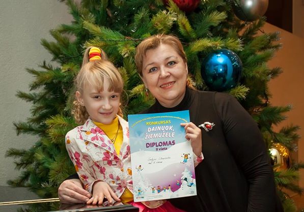 Gabija Citavičiūtė su mokytoja Vilma Likiene. Asmeninio archyvo nuotr. Gabija Citavičiūtė su mokytoja Vilma Likiene. Asmeninio archyvo nuotr.