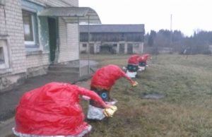 V. Kamarauskienės namus puošiantys nykštukai.