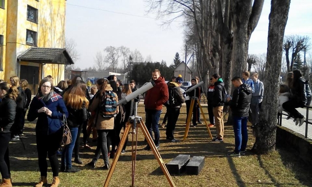 Įspūdingą reginį stebėjo Juozo Tumo-Vaižganto gimnazijos Senųjų rūmų mokiniai. V. Misiovič nuotr.