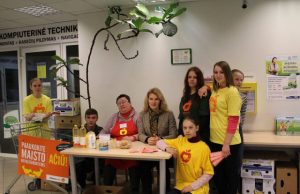 Obelių jaunieji šauliai prašė paaukoti skurstantiems. Organizatorių archyvo nuotr.