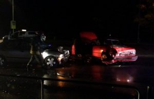 Avarijos metu smarkiai apgadinti du automobiliai.