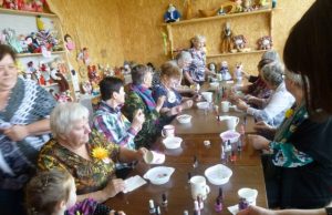 Inga Čereškienė "Vidurdienio damas" mokė nagų laku tapyti puodelius.