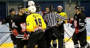 Varžybų tarp Vilniaus „Hockey Punks“ ir Juodupės „Juodupė“ komandų akimirka. Juodupės ledo ritulio klubo archyvo nuotr.