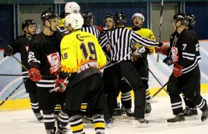 Varžybų tarp Vilniaus „Hockey Punks“ ir Juodupės „Juodupė“ komandų akimirka. Juodupės ledo ritulio klubo archyvo nuotr.