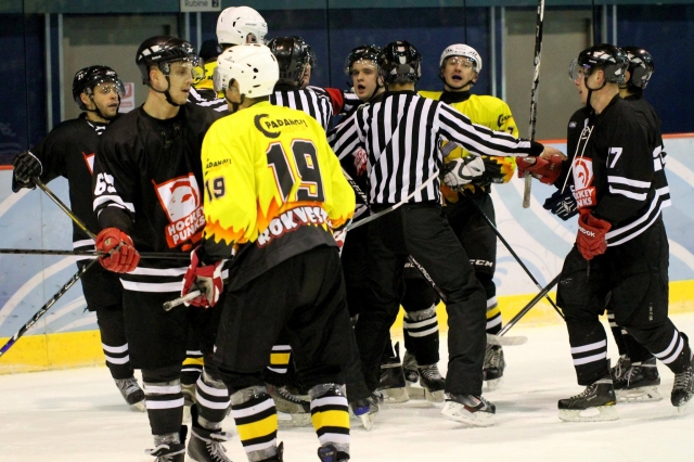 Varžybų tarp Vilniaus „Hockey Punks“ ir Juodupės „Juodupė“ komandų akimirka. Juodupės ledo ritulio klubo archyvo nuotr.