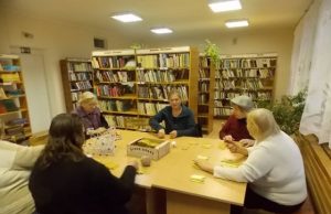Salų bibliotekoje – sodų pynimo pradžiamokslis Salų krašto žmonės bibliotekoje mokėsi iš šiaudų pinti sodus. R. Kalnietienės nuotr.