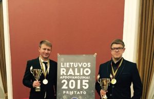 Lietuvos ralio lenktynių apdovanojimai Lenktynininkas Giedrius Firantas (kairėje) ir Matas Valiulis. Asmeninio arhyvo nuotr.