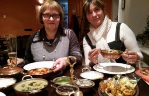 Genė Medelskienė (kairėje) ir Dalia Ziemelienė indų restorane Vilniuje sužinojo