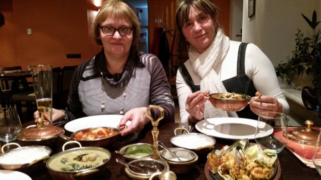 Genė Medelskienė (kairėje) ir Dalia Ziemelienė indų restorane Vilniuje sužinojo Genė Medelskienė (kairėje) ir Dalia Ziemelienė indų restorane Vilniuje sužinojo