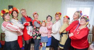 Svečiai puošėsi ukrainietiškais nacionaliniais drabužiais. G. Kujelio nuotr.