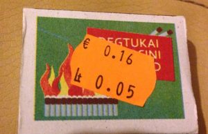 Degtukų dėžutės kainų niuansai Ant degtukų dėžutės - skirtingos kainos. S. Daščioro nuotr.