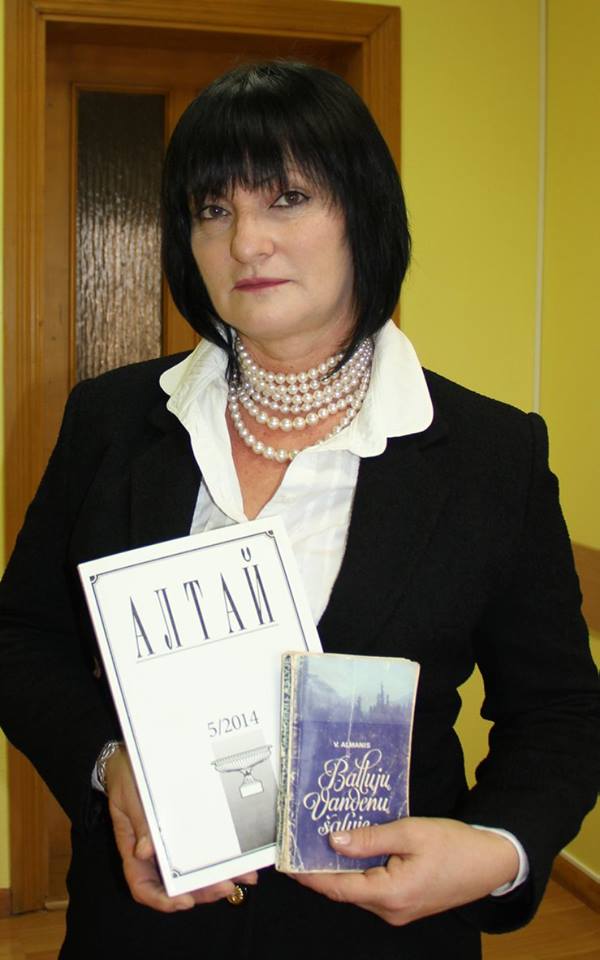 Liudmila Krapienė siūlo paskaityti jos mėgstamą knygą ir daugiau sužinoti apie gydomųjų savybių turinčius Altajaus augalus. D. Zibolienės nuotr.
