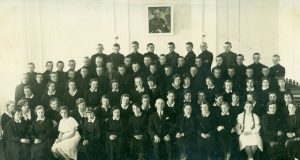 Rokiškio gimnazijos mokiniai choristai su choro vadovu