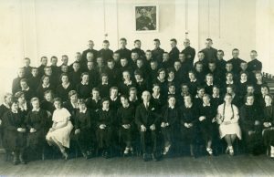 Rokiškio gimnazijos mokiniai choristai su choro vadovu