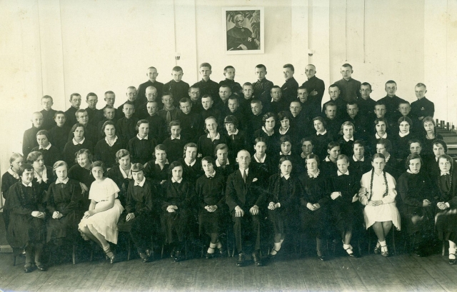 Rokiškio gimnazijos mokiniai choristai su choro vadovu