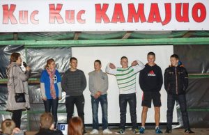 Kamaju seniūnė Laimutė Vilimavičienė dėkojo iniciatyviems gimnazistams. D. Baltakio nuotr.