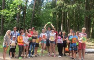 Obelių vaikų globos namų auklėtiniai draugiškose tinklinio varžybose nugalėjo policijos pareigūnų komandą.              PK nuotr.