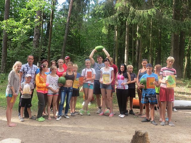 Obelių vaikų globos namų auklėtiniai draugiškose tinklinio varžybose nugalėjo policijos pareigūnų komandą. PK nuotr. Obelių vaikų globos namų auklėtiniai draugiškose tinklinio varžybose nugalėjo policijos pareigūnų komandą. PK nuotr.