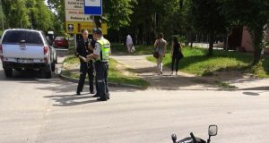 Po avarijos gatvėje liko gulėti motociklas. R. Kilkaus nuotr.