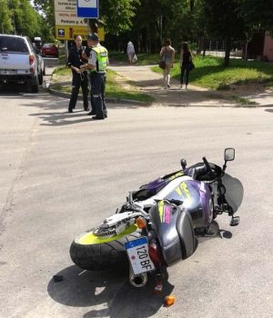 Po avarijos gatvėje liko gulėti motociklas. R. Kilkaus nuotr.