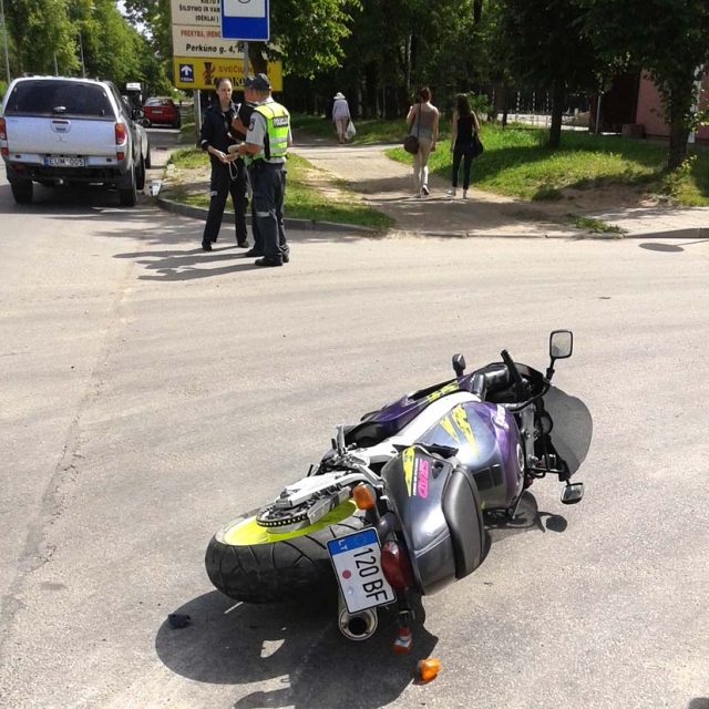 Po avarijos gatvėje liko gulėti motociklas. R. Kilkaus nuotr.