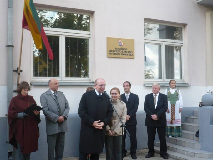 2011-aisiais Čekijos Respublikos ambasadorius Lietuvoje Radekas Pechas sako kalbą atidengiant Rokiškio Rudolfo Lymano muzikos mokyklos lentą. Mokyklos archyvo nuotr.