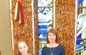 Rokiškėnės pagerbtos Seime Seime pagerbtos daugiausia knygų 2015-aisiais metais bibliotekoje perskaičiusios rokiškėnės (iš kairės) – Gabrielė Budrytė ir Olga Baršauskienė. S. Galvelienės nuotr.