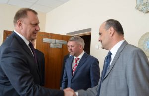 Baltarusijos ambasadorius Aleksandras Korolas (kairėje), vicemeras Egidijus Vilimas, centre – meras Antanas Vagonis. A. Minkevičienės nuotr.