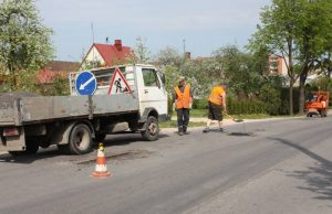 AB „Rokiškio komunalininkas“ darbininkai skuba lopyti duobes, kol neužklupo lietūs. L. Dūdaitės nuotr.