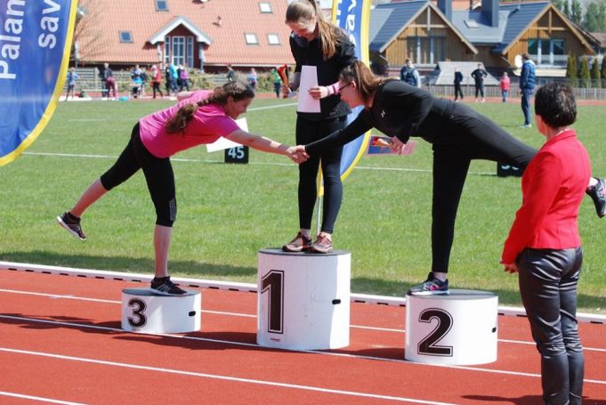 Lietuvos metikų čempionato rutulio stūmikių apdovanojimų akimirka. L.Dūdaitės nuotr.