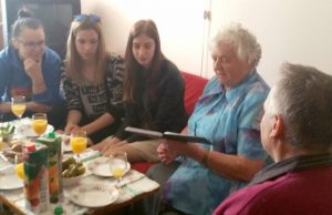 Moksleiviai dalyvauja akcijoje Senamiesčio progimnazijos archyvo nuotr.