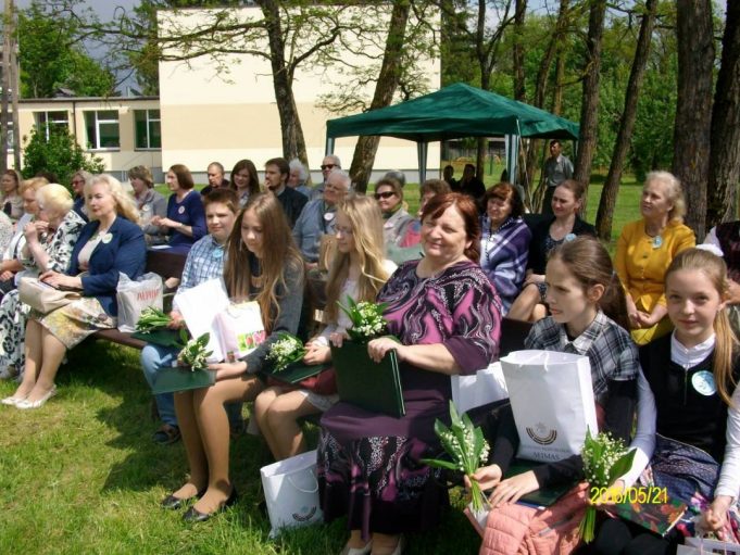 Vida Papaurėlienė su savo mokiniais šventėje.