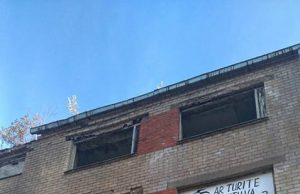 Juodupės gimnazistai piešiniais papuošė miestelio namą vaiduoklį. D. Zibolienės nuotr.