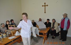 Tautodailininkė Genė Šimėnienė mokė austi. A. Deksnio nuotr.