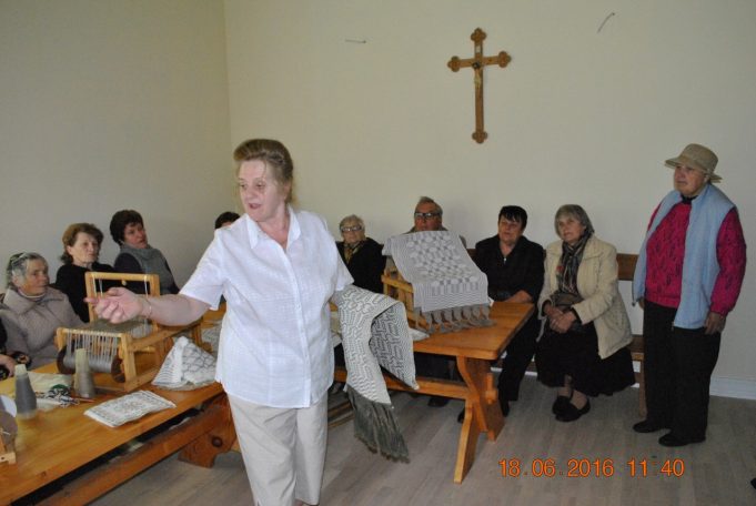 Tautodailininkė Genė Šimėnienė mokė austi. A. Deksnio nuotr.