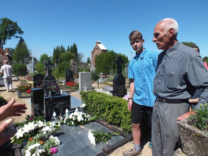 Gydytojo sūnus Antanas Gudonis prie tėvo kapo su vaikiačiais. A.Minkevičienės nuotr.