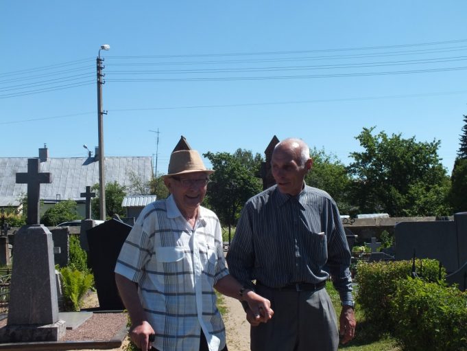 Kankinio sūnus A.Gudonis (dešinėje) su rokiškėnu, jaunystės bičiuliu ir gydytojo kankinio pagerbimo renginio iniciatoriumi Jonu Diržiu. A.Minkevičienės nuotr. 