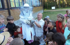 Vaikams - apie bičių gyvenimą.