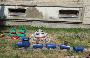 Laibgališkiai daugiabutį puošia išradingai. A. Mackuvienės nuotr